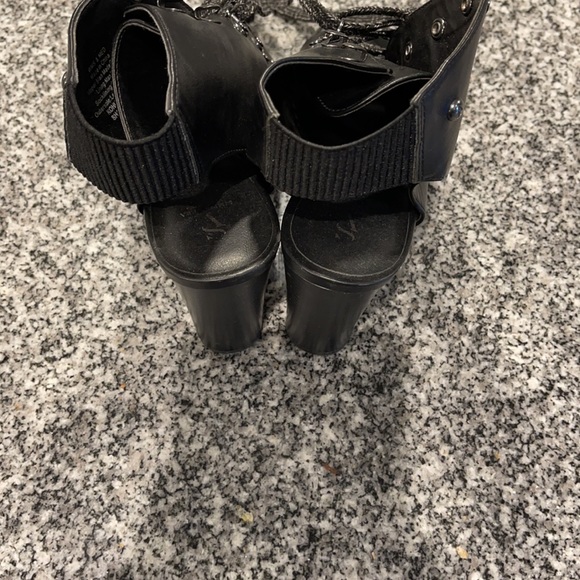 Black sandals with heels - Picture 3 of 5